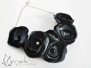 Colier Black Roses